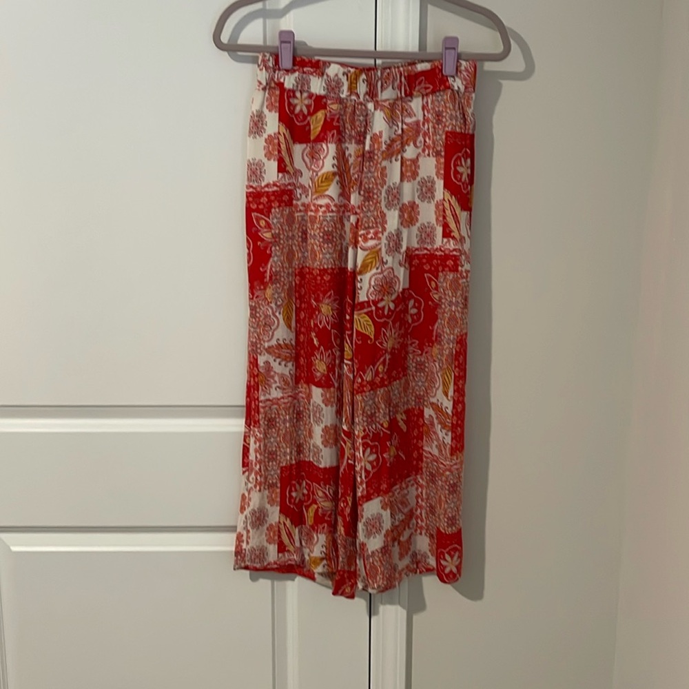 Kittenish by Jessie James Decker Red Bandana Cropped Pants